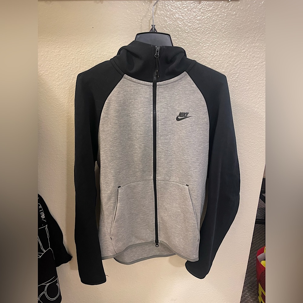 Nike Men’s Sportswear Full Zip up. In good condition. Mens size medium.